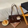 Bolso de axila 2026 nuevo modelo para mujer con colgante de oso, bolso de hombro de cuero aceitoso, bolso de mano versátil para el día a día, nicho coreano