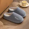 Nuevas pantuflas de felpa de algodón 2026 con diseño de cabeza de perro de caricatura, con estilo de punta cerrada, forro añadido para mayor calidez y suela antideslizante, perfectas para usar en interiores.