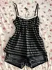 Top Listrado Preto e Branco Moderno com Gola Halter para Garotas Descoladas, Elegante e Sexy, Nova Moda de Verão