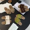 En stock nuevas zapatillas de verano peludas para mujer, populares, de moda, versátiles, con suela gruesa, para casa, tipo slip-on, de algodón