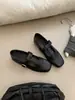 Novos sapatos Mary Jane brogue de couro, ultra macios, planos, com padrões em relevo, sapatos de salto baixo com bico quadrado, outono 2026