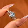 Anel de Prata de Lei S925 com Moissanita Brilhante de Um Quilate Anel de Proposta de Alto Padrão Joia de Mão de Luxo Leve Presente para Namorada