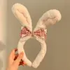 Faixa de Cabeça Fofa de Pelúcia com Orelhas de Coelho e Laço para Outono e Inverno para Mulheres Lavarem o Rosto e Aplicarem Máscara Facial Headband Branco Cáqui Adorno de Cabeça de Coelho