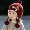 Bonito Sombrero de Doble Bola para Bebé Otoño e Invierno Cálido Grueso Tejido con Protección para Orejas para Niños y Niñas Sombrero de Lana a Prueba de Viento Moderno