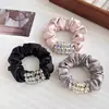Gomas para el pelo de satén con pedrería de lujo ligero al por mayor para mujer, sujetadores para coletas, accesorios para el cabello suaves y elegantes en stock