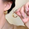 Pendientes de aro con textura metálica retro estilo Hong Kong, pendientes franceses de alta gama para mujer, elegantes y accesibles, conjunto de pendientes para otoño e invierno.