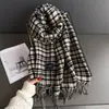 2025 Nuevo Otoño e Invierno Estilo Coreano Cuadros Bufanda Cálida Chal para Mujer Versátil Ropa de Trabajo Borla Arena Fina Bufanda de Imitación Cachemir