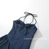 Vestido pequeño de mujer nuevo de principios de primavera 2025 con cuello a rayas, cintura y espalda descubierta