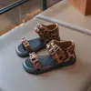 Sandálias Versáteis para Meninas Moda Francesa 2026 Verão Novo Fivela de Couro Sapatos Romanos Sola Grossa Plataforma Sandálias de Dedo Aberto