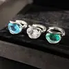Populares Aretes de Zirconia Azul Verdoso Ultra Brillantes para Hombre, Moda de Lujo Ligero, Tachuelas Sencillas de Gama Alta, Clips para Orejas Versátiles, Accesorios para Orejas