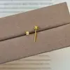 Pendientes elegantes, accesorios para la oreja únicos y hermosos, pendientes de nicho de lujo ligero, deslumbrantes pendientes de tachuela cuadrados pequeños de cristal de hielo para mujer, versátiles