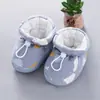 Sapatos de outono para bebê meias de sola macia Primavera pés protetores para bebê recém-nascido masculino e feminino 0-1 ano criança pequena 3-6 meses sem cair sapatos de tecido