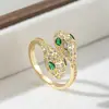 Anillo abierto de serpiente de lujo ligero de alta gama estilo francés personalizado para mujer, adornado con exquisito circón verde, llamativo para fiestas
