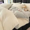 Conjunto de cama de quatro peças simples e elegante em veludo de leite branco-creme, com um design de veludo espesso e estampado, adequado para outono e inverno, incluindo uma capa de edredom e três outras peças