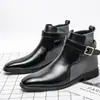 Botas de couro masculinas pontudas estilo britânico plus size transfronteiriças, design moderno de fivela, botas curtas patchwork da moda, sapatos de couro de cano alto europeus e americanos para homens