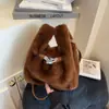 Bolso de mano pequeño para otoño e invierno para mujer, nuevo diseño de nicho moderno y elegante 2026, bolso tote de felpa esponjosa, bolso de hombro versátil