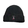 Gorro tejido bordado negro y rosa, gorro de invierno de punto con pingüino, gorro de lana pequeño y cálido que favorece la cara de la mujer, estilo casual americano con puño