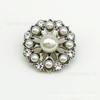 Botón decorativo de aleación con forma de flor blanca brillante dorada con perla hueca y diamante para abrigo, suéter, falda