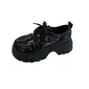 Novos mocassins femininos com solas grossas e cadarços, apresentando design de fivela retrô, efeito de aumento de altura, salto grosso versátil de bico largo, estilo britânico 2026