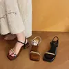 Primeiro encontro com a versão light-luxury das novas sandálias de verão femininas com uma única tira, salto grosso e bico aberto, oferecendo um toque de alto padrão