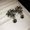 Brincos pendentes de acrílico com detalhes em strass em formato de flor, borboleta e gota - estilosos, versáteis e perfeitos para o uso diário, oferecendo um toque de luxo discreto e sofisticação