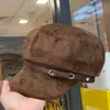 Boina de gamuza marrón estilo vintage para mujer, perfecta para otoño e invierno, con hebilla de cinturón, que exuda un look elegante y con estilo, y hace que el rostro parezca más pequeño; un sombrero de pintor