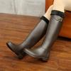 Bajo la lluvia intensa, puedes caminar con gracia y libertad bajo la lluvia con estas botas altas de moda,