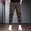 Pantalones casuales estilo Hong Kong para hombre otoño e invierno 2024 nuevos pantalones deportivos de pana con forro polar cálido