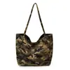 Bolso cruzado de un solo compartimento para mujer, nuevo de verano 2026, diseño de camuflaje, gran capacidad, diseño de nicho, bolsa de mano para el transporte diario de estudiantes universitarios