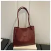 Bolsa feminina vintage de grande capacidade, versátil para outono e inverno, nova bolsa de ombro casual texturizada 2026 para trabalho e deslocamento, bolsa tote
