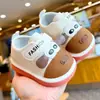 Sapatos para bebês, novos modelos de primavera e outono, sapatos para bebês iniciantes para 1-2 anos, com sola macia, antiderrapantes, sapatos de desenho animado que fazem barulho