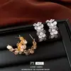 Pendientes de flor plisada en forma de C con circonita y aguja de plata, pendientes versátiles exquisitos de moda nicho, pendientes de lujo ligero de alta gama para mujer