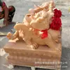 Un Par de Esculturas Pixiu de Mármol Blanco Talladas en Piedra para la Entrada de una Villa en una Zona Residencial, Adornos Animales Tallados a Mano