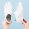 Zapatos de enfermera para mujer de nuevo estilo, adecuados para todas las estaciones, con suelas gruesas, cierre de velcro, suelas suaves, ligeros, transpirables, cómodos para el trabajo, zapatos médicos blancos