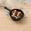 Sartén de Simulación Plato Llavero Casa de Muñecas Comida Juguete Colgante Espátula de Cocina Decoración de Escena Accesorio de Sartén