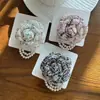 Moda Otoño e Invierno Nuevo Ramillete Estilo Fragante Flor de Camelia Dorada Broche Borla de Perla Gama Alta Lujo Ligero Sentido de Gama Alta Broche