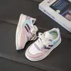 Zapatillas de Patineta Pequeñas para Niñas 2026 Primavera/Verano Nuevas Moda Infantil Versátiles Zapatillas Casuales Zapatillas Deportivas para Correr para Niños Zapatos Blancos