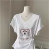 Camiseta de Manga Corta con Cuello en V y Estampado de Dibujos Animados en el Hombro Derecho Estilo Americano para Mujer en Verano con Diseño de Cintura Asimétrica Fruncida y Corte Ajustado