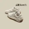 Versión de Cuero Suave~Color Plateado Altura Interior Aumentadora Zapatos de Entrenamiento Alemanes para Mujer, Nuevo Estilo Primavera, Zapatos Deportivos Casuales Blancos Ligeros y Versátiles