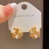 Pendientes de aro de metal y perla de diseño de nicho únicos y de moda para mujer, elegantes e individuales, pendientes de lujo ligero y sencillos al por mayor