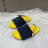 Pantuflas peludas de diseño colorido y contrastante, sandalias de una tira para mujer, colección de otoño 2026 de moda, sandalias planas de moda