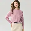 Nova coleção outono e inverno: suéter feminino de gola redonda, com trama aberta e padrão jacquard, feito de seda de amoreira e cashmere, oferecendo um visual luxuoso e elegante