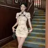 Vestido Cheongsam Floral con Botones Mejorado Estilo Socialité Sexy para Mujer, Estilo de Verano de Alta Gama, Vestido Corto Bodycon Ceñido a la Cintura para Mujeres Petite