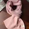 Novo Cachecol Pequeno de Lã para Mulheres, Estilo Coreano Outono/Inverno, Cachecol de Tricô Macio e Fofo de Cor Sólida, Cachecol Quente com Logo Metálico Simples