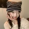 Nova coleção outono e inverno: gorro de tricô quentinho com orelhas de gato fofas para mulheres, gorro da moda e tendência estilo coreano, gorro de tricô listrado