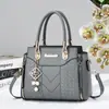Bolsas transfronteiriças bolsas femininas 2026 novo estilo bolsas de mão para meia-idade elegantes versáteis bolsas de ombro único transversal bolsas tote com toque de alta qualidade