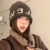 Gorro de Moda Coreana con Letras y Borde Enrollado para Mujer, Cálido y Holgado para Otoño e Invierno, Sombrero Versátil Frío Estilo Street Americano