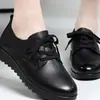 Sapatos femininos rasos de couro macio e confortáveis com solas macias, saltos grossos, adequados para primavera e outono, sapatos de tamanho grande para mulheres de meia-idade com cadarços, para mulheres idosas