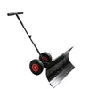 Pá de neve de empurrar manual com duas rodas, apresentando uma lâmina de aço curva que evita lascas na borda, projetada para facilitar o empurrão
