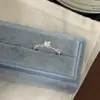 Nuevo Exquisito Anillo de Encaje con Circonita para Mujer Francés Lujo Ligero Sensación de Alta Gama Forma de Corazón Apilable Anillo de Dedo Ajustable